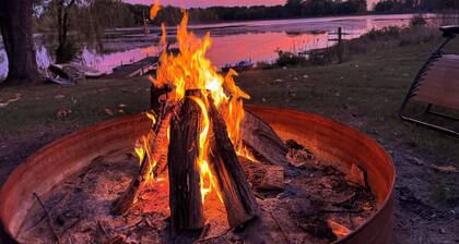 Charming 2-bedroom lake front Cottage. Sleeps 9 in Remus, West of Mt Pleasant