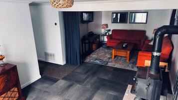 Smart TV, fireplace, DVD player, books