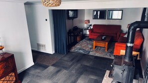 Smart-TV, Kamin, DVD-Player, Bücher