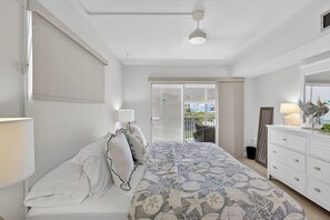 Room - 718 South Green (Venice)