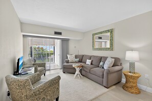 Living area - 718 South Green (Venice)