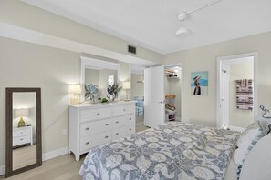 Room - 718 South Green (Venice)