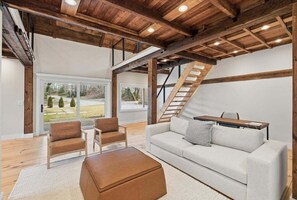 Smart TV, video games, ping pong, books - Capeside: 540-O Vintage Luxury in Orleans (Orleans)