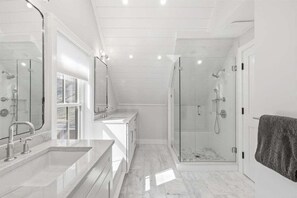 Shower, hair dryer, towels - Capeside: 540-O Vintage Luxury in Orleans (Orleans)