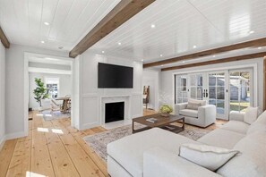 Smart TV, video games, ping pong, books - Capeside: 540-O Vintage Luxury in Orleans (Orleans)