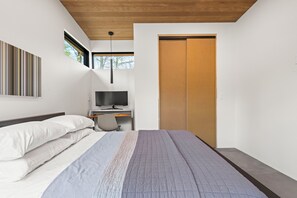 Room - Secluded Modern Mountain Retreat - 2 acres - private trails & breathtaking views (Fraser)