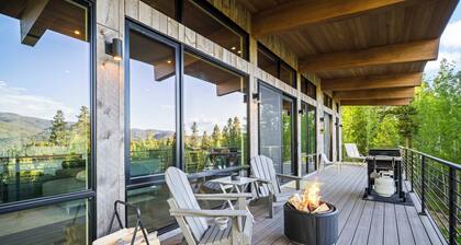 Modern Mountain Retreat - 2 acres - private trails & breathtaking views