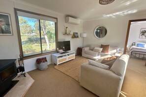 TV, fireplace, stereo - The Deck @ VB - Linen, Wi-Fi, Pets, Secured Yard (Venus Bay)