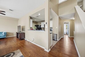 Smart TV - Beautiful 2-bedroom townhome with a loft, perfect for a family visiting Houston. (Houston)