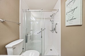 Shower, towels, soap, toilet paper - Beautiful 2-bedroom townhome with a loft, perfect for a family visiting Houston. (Houston)