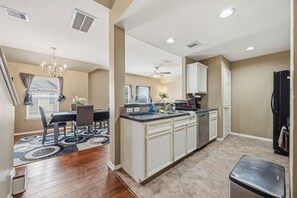 Private kitchen - Beautiful 2-bedroom townhome with a loft, perfect for a family visiting Houston. (Houston)