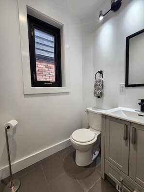 Hair dryer, towels, soap - Bloor & Christie HUGE 4 Bdrms 2 Living Rooms - Close to U of T & FIFA World Cup! (Toronto)