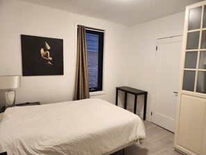 4 bedrooms, desk, free WiFi, bed sheets - Bloor & Christie HUGE 4 Bdrms 2 Living Rooms - Close to U of T & FIFA World Cup! (Toronto)