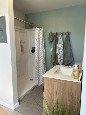 Shower, towels, soap, toilet paper - Fabulous studio in Elverta. Farm fresh eggs, & fresh vegetables from the garden. (Elverta)