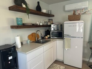 Private kitchen - Fabulous studio in Elverta. Farm fresh eggs, & fresh vegetables from the garden. (Elverta)