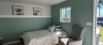 Fabulous studio in Elverta. Farm fresh eggs, & fresh vegetables from the garden.