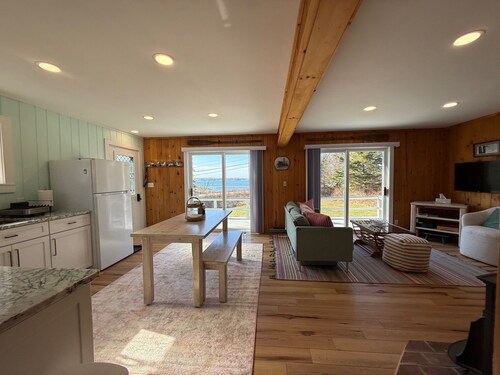 Escape to Bella Vista, a 3-bed, 2-bath cottage retreat in Tenant’s Harbor, ME!