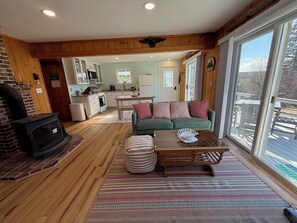 Living area - Charming 3 bed, 2 bath cottage in Tenant's Harbor, ME with stunning views! (St. George)