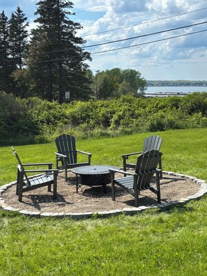 Property grounds - Escape to Bella Vista, a 3-bed, 2-bath cottage retreat in Tenant’s Harbor, ME! (St. George)