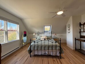 3 bedrooms, iron/ironing board, free WiFi, bed sheets - Charming 3 bed, 2 bath cottage in Tenant's Harbor, ME with stunning views! (St. George)