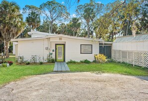Exterior - 2-bedroom house with acreage in tranquil Aripeka-Spring Hill area with AC (Spring Hill)