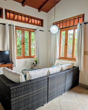 Books - Casa Arabella- Ocean, Jungle views, Wildlife, Pool, Beach Club, AC.... 5 Star! (Uvita)
