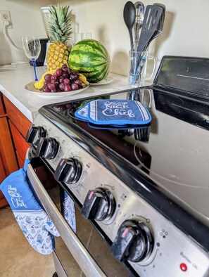 Fridge, microwave, oven, stovetop - Casa Arabella- Ocean, Jungle views, Wildlife, Pool, Beach Club, AC.... 5 Star! (Uvita)