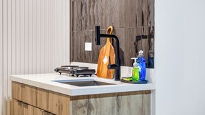 Una cocina moderna con un lavabo, grifo y encimera.
