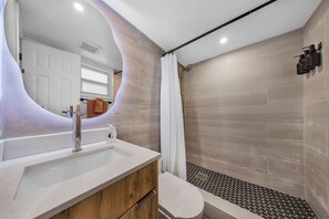 Dusche, Haartrockner, Handtücher, Seife