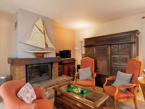 Fernseher, Kamin, DVD-Player