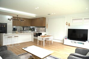 TV - Modern Braybrook 3BR Near CBD Parking WiFi Stay (Braybrook)