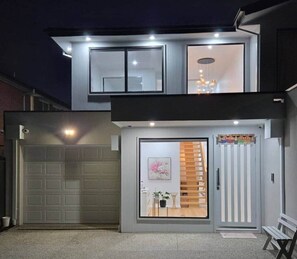 Exterior detail - Modern Braybrook 3BR Near CBD Parking WiFi Stay (Braybrook)