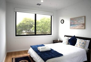 3 bedrooms, WiFi, bed sheets - Modern Braybrook 3BR Near CBD Parking WiFi Stay (Braybrook)