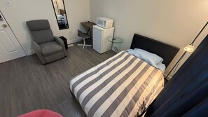 Free WiFi - Private Room Downtown with Kitchenette (Edmonton)