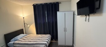 Private Room Downtown with Kitchenette