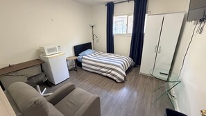 Free WiFi - Private Room Downtown with Kitchenette (Edmonton)