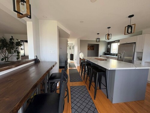 Quiet FIFA Home Base Near Pickering GO | Executive 4BR Stay