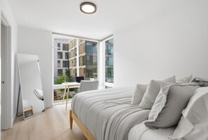 2 Schlafzimmer, Schreibtisch, Bügeleisen/Bügelbrett, Reisekinderbett