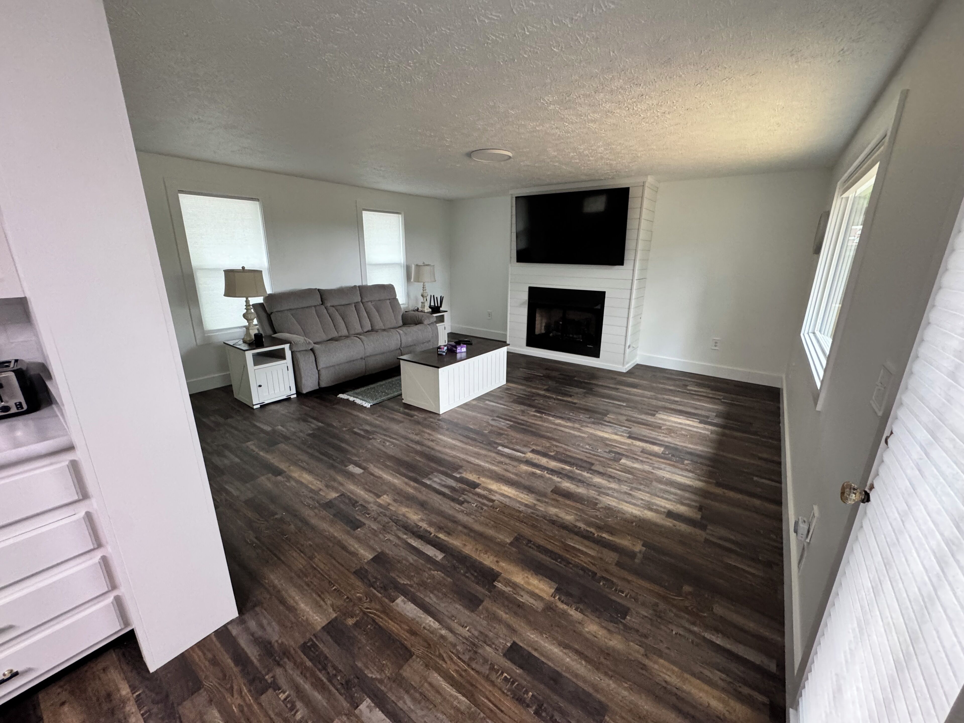 Smart TV, fireplace, stereo