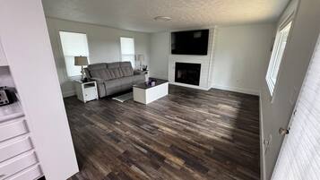 Smart TV, fireplace, stereo