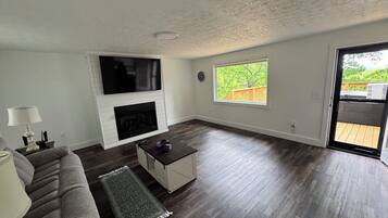Smart TV, caminetto, impianto stereo