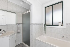 Hair dryer, towels, soap, toilet paper - Charming CBD cottage - walk everywhere (Mount Gambier)