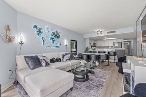 Ein modernes Wohnzimmer mit einer Couch, einem Couchtisch und einer Wanddekoration mit einer Weltkarte.