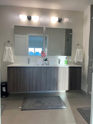 Dusche, Handtücher, Seife, Toilettenpapier
