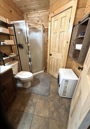 Shower, hair dryer, towels, soap - Cozy, peaceful nature retreat with hot tub (Weld)