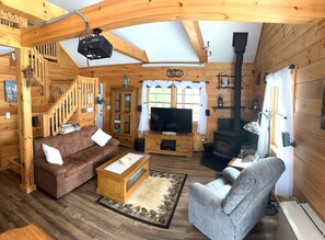 TV - Cozy, peaceful nature retreat with hot tub (Weld)