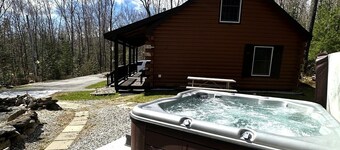 Cozy, peaceful retreat with hot tub