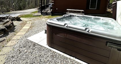 Cozy, peaceful retreat with hot tub