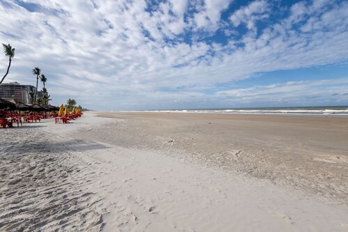 Apto a 300 m da Praia do Sul com Piscina e Quadra