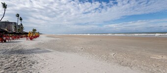 Apto a 300 m da Praia do Sul com Piscina e Quadra